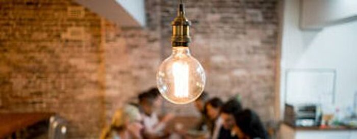 Glühbirne über Team-Köpfen